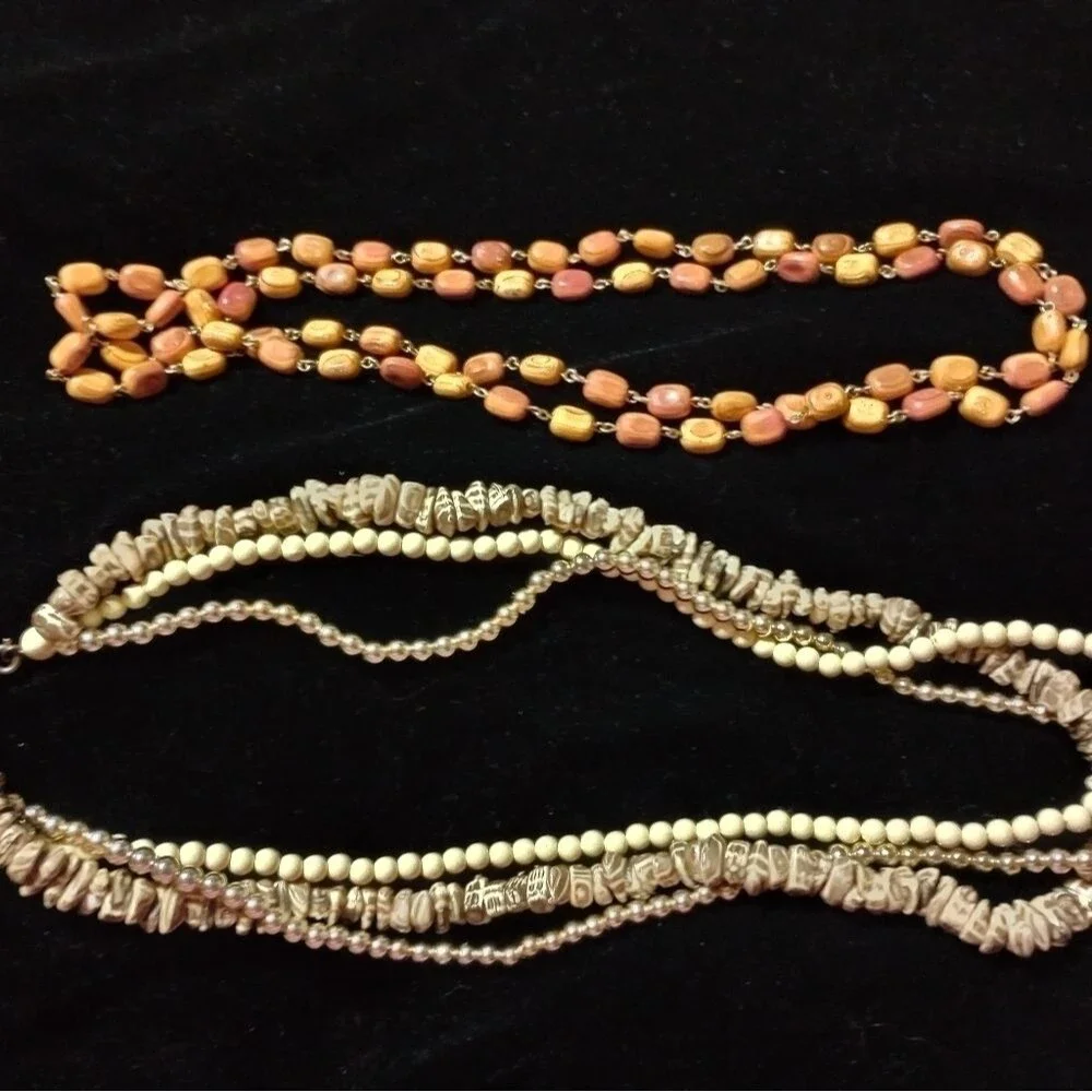 Two costume jewelry necklaces (C011)
